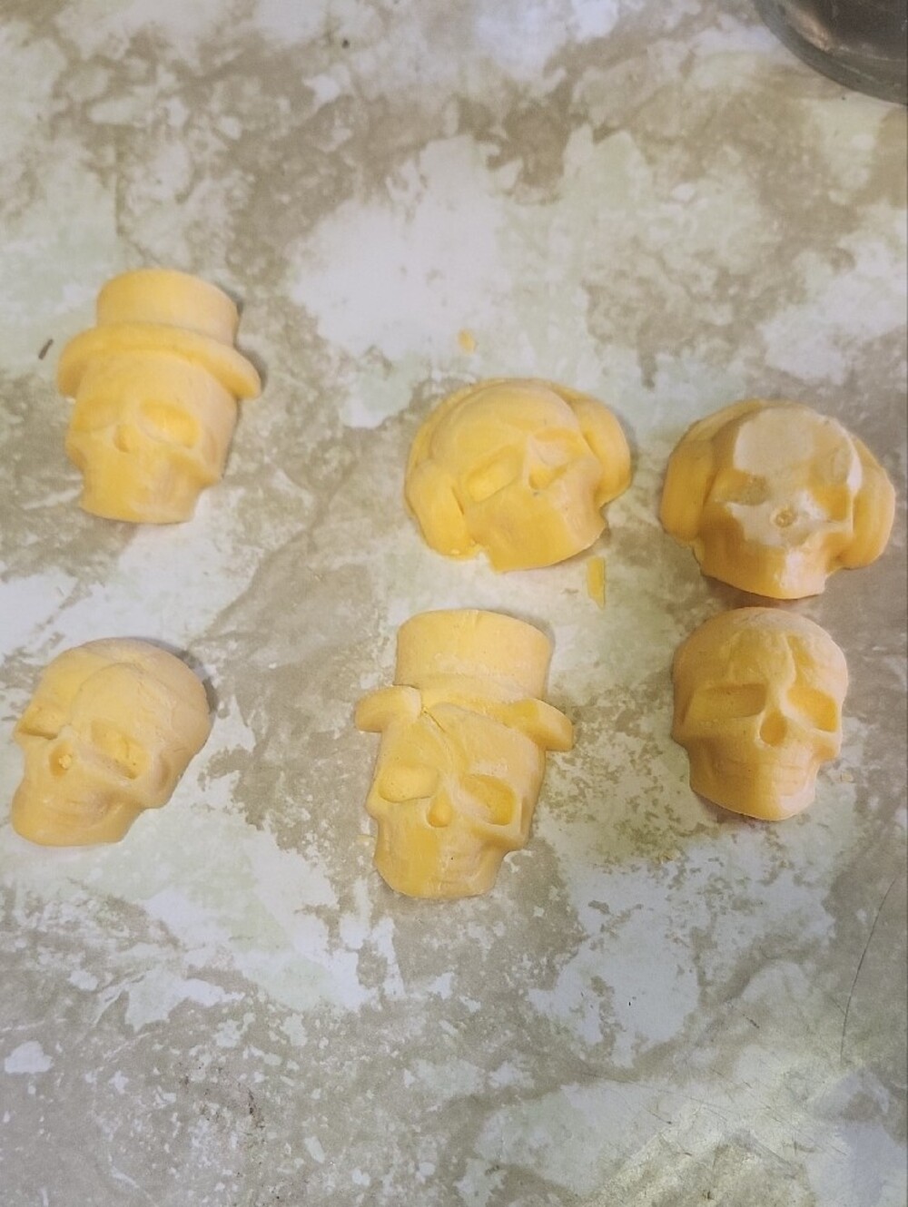 Handcrafted Yellow Skull Wax Melts - Set of 6 - Picture 3 of 4